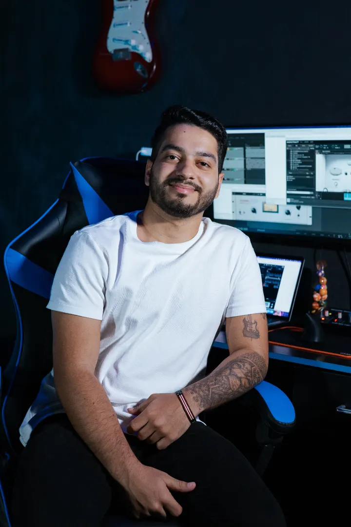 Lúcio Neto no estúdio, na frente do Reaper
